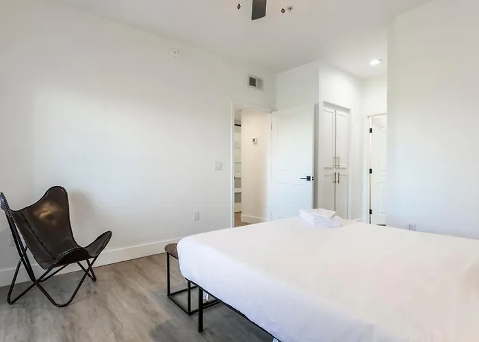 2br Cozysuites At Kierland Commons With Pool #07